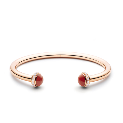 Piaget Possession系列,18K玫瑰金鑲嵌30顆圓形美鑽及2顆紅玉髓圓珠手鐲,約 176,000元。